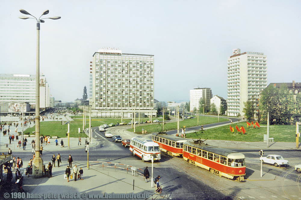 Linie 11 fhrt in Dresden stadtwrts. Es muss wohl kurz vor dem 1.Mai 1980 sein. Man erkennt die Stelle heute fast nicht wieder.