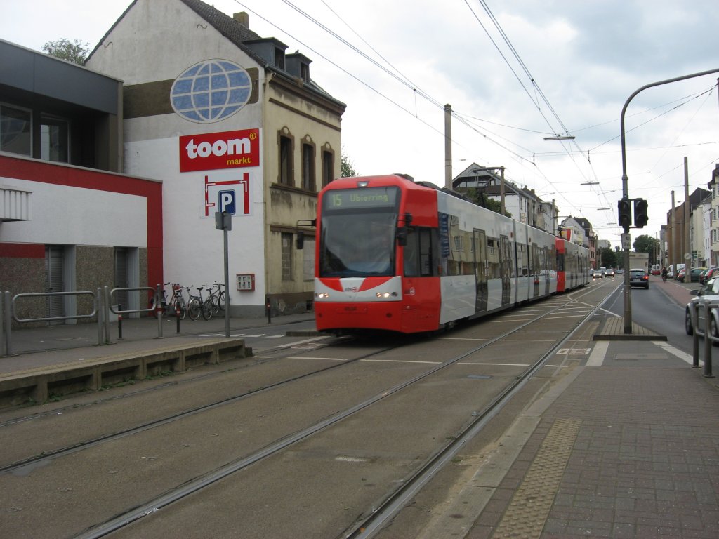 Linie 15 bestehend aus 2 unbekannten Fahrzeugen vom Typ K4500 mit Fahrtziel Ubierring am 08. September 2007 bei der Einfahrt in die Haltestelle Scheiben Strae.