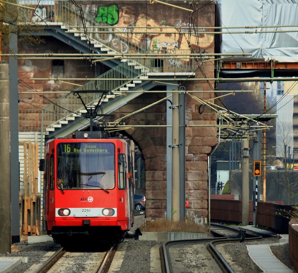 Linie 16 der KVB fhrt am 03.04.2012 auf dem Weg nach Bonn durch den linksrheinischen Brckenpfeiler der Sdbrcke, einer Eisenbahnbrcke die fr den Gterverkehr genutzt und zur Zeit restauriert wird.