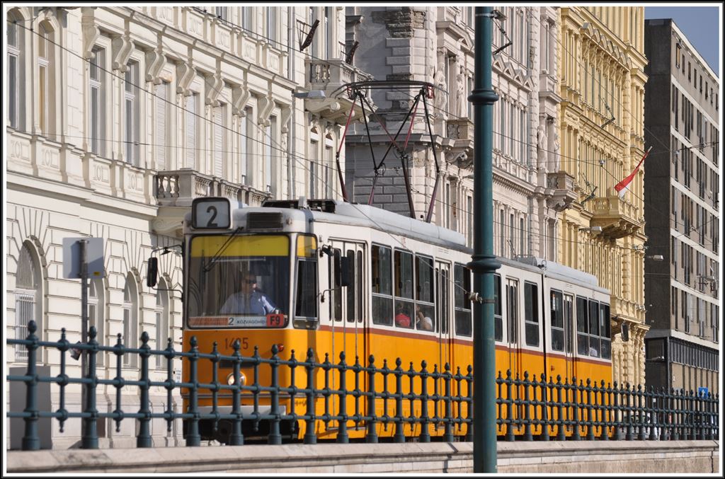 Linie 2 am Duna-korz. Strassenbahn Budapest. (12.05.2013)