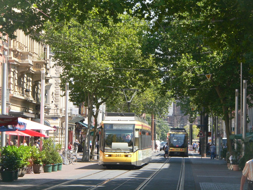 Linie 2 nach Hauptbahnhof Karlsruhe in der Kaiserstrae. 20.7.2010