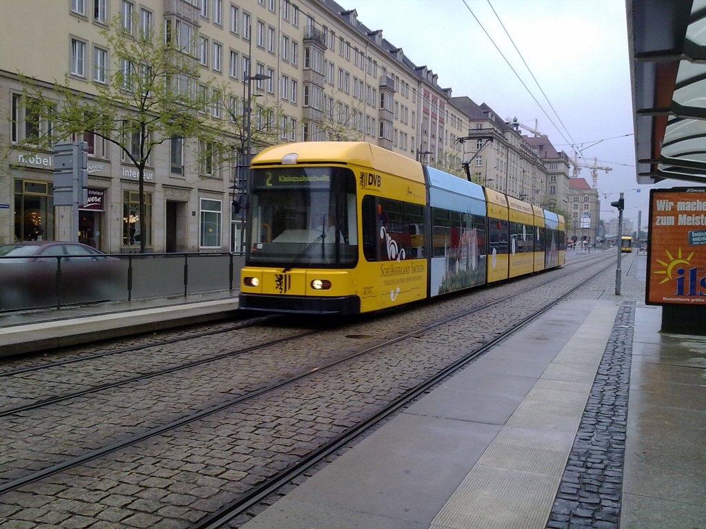 Linie 2 Richtung Kleinschachwitz am Pirnaischen Platz fr�h bei verregneten Wetter. 14.05.2010