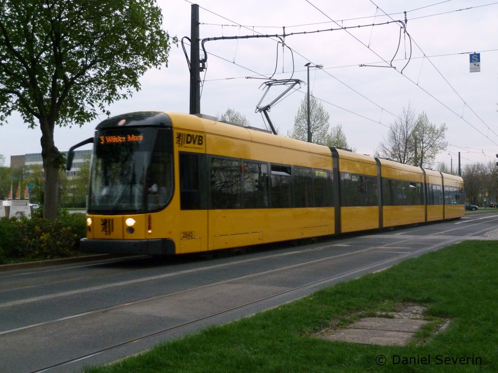Linie 3 aus Coschtz bei der Einfahrt in die Haltestelle Pirnaischer Platz .
DRESDEN 15.04.11