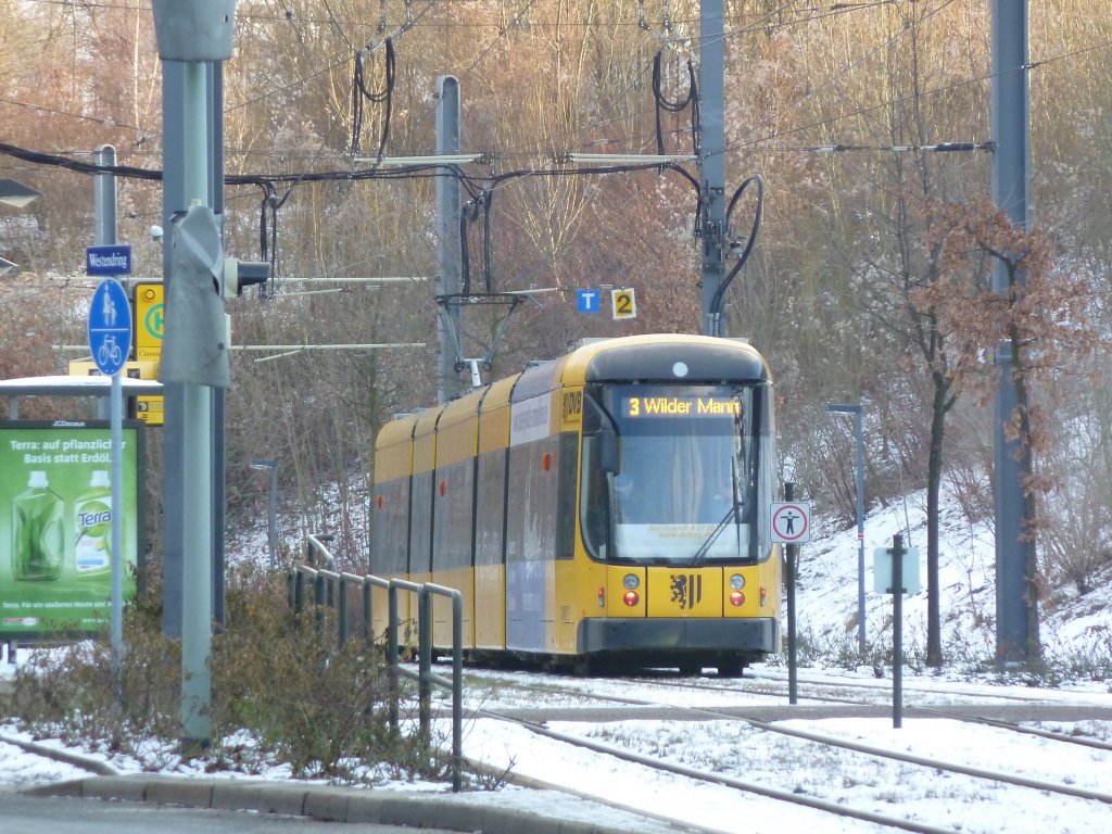 Linie 3 bei der Ausfahrt aus Haltestelle Cmmerswalder Strasse Richtung Wilder Mann
Dresden 22.1.11