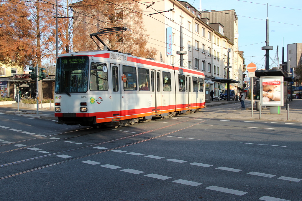 Linie 310 der BOGESTRA (Bochum-Hntrop - Witten-Dorf), hat soeben die Haltestelle Bahnhofstrae verlassen. Witten, 20.11.2011.