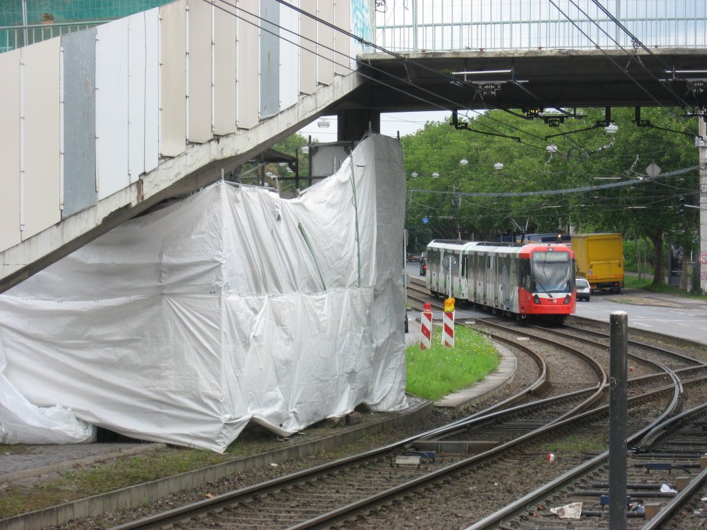Linie 4 Richtung Schlebusch hat gerade mit 2 unbekannten Wagen vom Typ K5100 die Haltestelle Stegerwaldsiedlung am 08. September 2007 verlassen. Links im Bild sind noch die Sanierungsarbeiten an der Fugngerbrcke zu sehen, die zum Zeitpunkt der Aufnahme im vollen Gange waren.