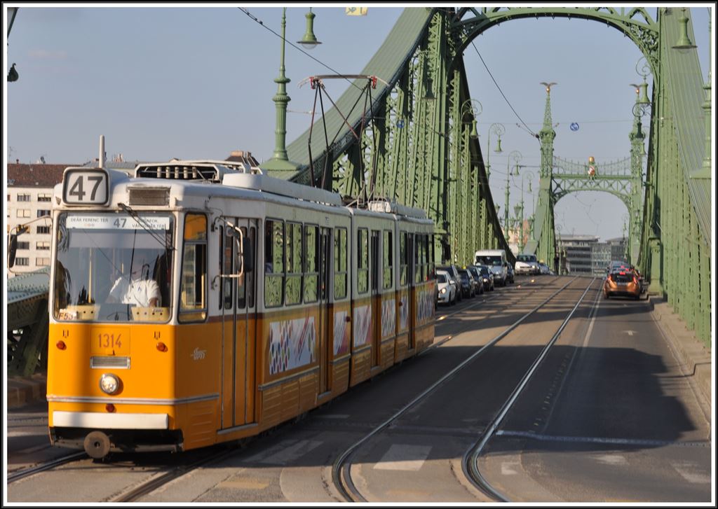 Linie 47 auf der Szabadsg hd/Freiheitsbrcke. Strassenbahn Budapest. (12.05.2013)