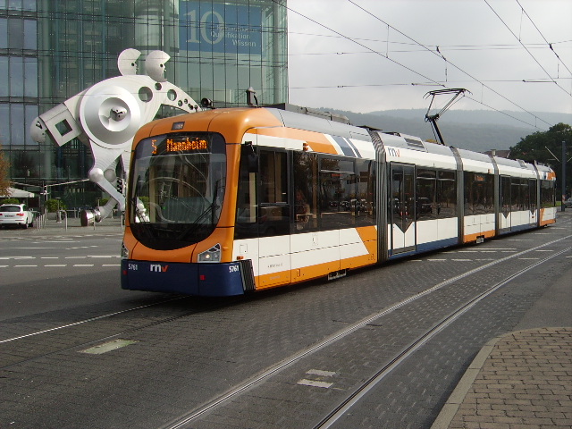 Linie 5 vom RNV nach Mannheim in Heidelberg Hbf am 15.10.10