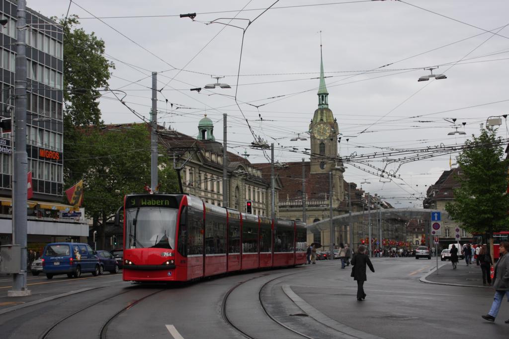 Linie 9, TW 764, nach Wabern ist am 18.5.2009 in der schweizer Hauptstadt Bern
unterwegs. Eine siebenteilige Tram hatte ich bis dahin auch noch nirgendwo
bemerkt. 