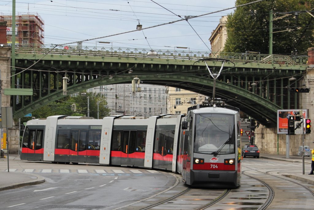 Linie E 704 beim Einbiegen vom Grtel in die Nussdorferstrasse; am 21.07.2011