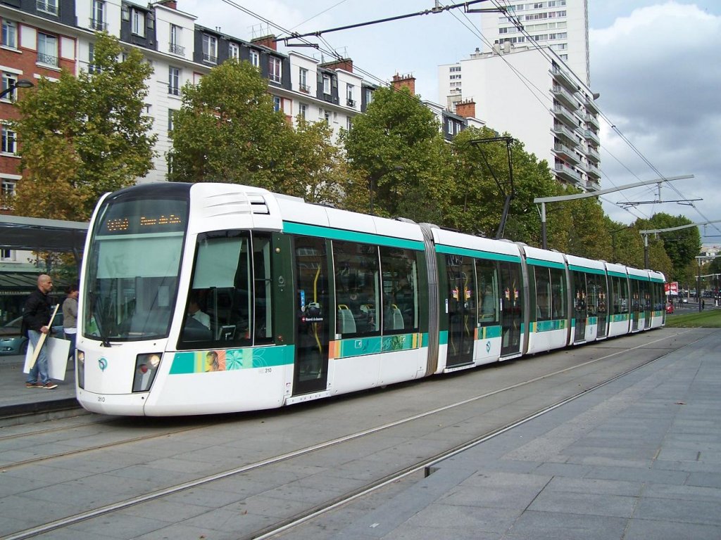 Linie T 3 : der Citadis Nr 310 an der Haltestelle  Porte d'Italie  am 02/10/10.