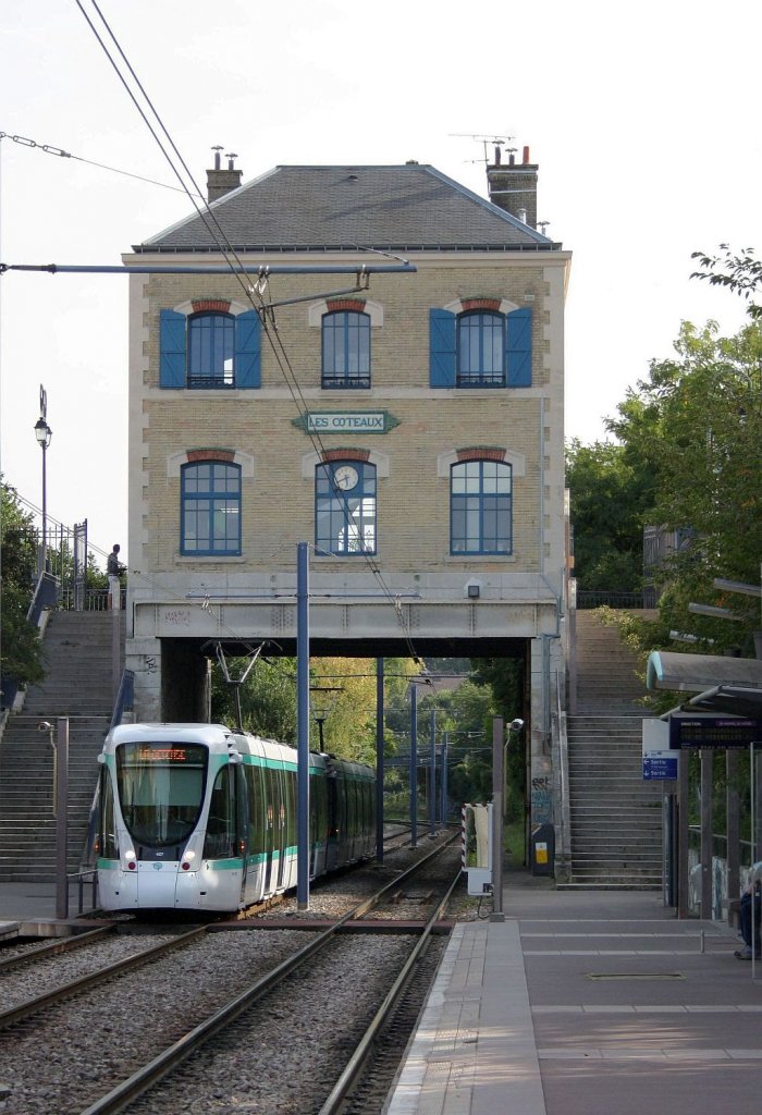 Linie T2  La ligne des Moulineaux  der Tramway d'Ile-de-France bei der Einfahrt in den ehemaligen SNCF-Bahnhof Les Coteaux. 5.9.10