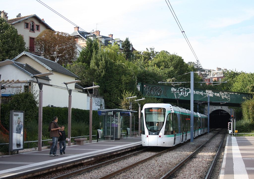 Linie T2  La ligne des Moulineaux  Richtung Porte de Versailles bei der Einfahrt in Suresnes Longchamp. 5.9.10