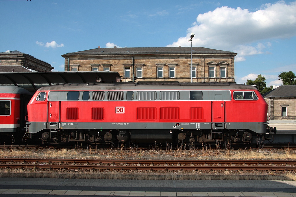 Linke Seitenansicht der 218 390 in Hof Hbf, nach Ankunft mit RE3715 am 19.07.2010.