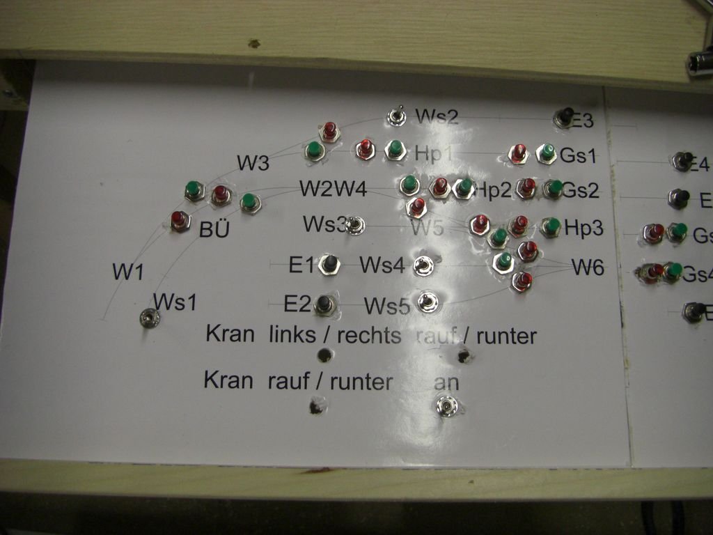 Linker Teil des Stellpultes, also die Einfahrt von links in den Bahnhof Gglingen. Schalter und Drucktaster gibt es gnstig bei Ebay