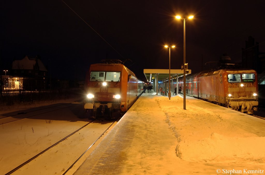 Links die 101 062-8 mit dem ca. 70min versp�teten IC 2869 nach Berlin Ostbahnhof und rechts die 112 133-4 mit RE2 (RE 37413) nach K�nigs Wusterhausen, deren abfahrt sich um 60min verz�gert hat, in Rathenow. 25.12.2010