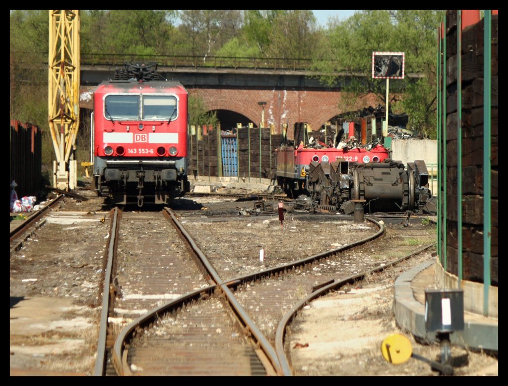 Links die 143 553-6 kann sich schon mal ansehen, was man mit ihr vorhat. Rechts die Reste einer schon komplett zerlegten 151er, dahinter noch gerade zu erkennen 151 122-9. Hier in Eschweiler bei der Firma Theo Steil werden die Lok`s zerlegt und recycelt. Gesehen am 11.04.2011 und von der Strasse aus durch den Zaun fotografiert.