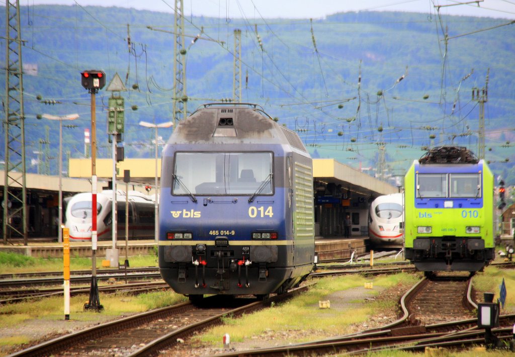 Links: 465 014-9 und 485 010-3 beide von BLS stehten in  Basel(CH) Badischen Bahnhof am Abend des 9.5.2013.
