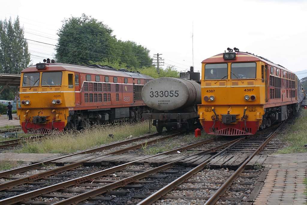 Links die AHK 4226 (Co'Co', de, Krupp, Bj.1980, Fab.Nr. K-5487) und rechts die ALD 4307 (Co'Co', de, Alsthom, Bauj. 1983) am 10.Jänner 2011 im Bf. Nakhon Lampang.