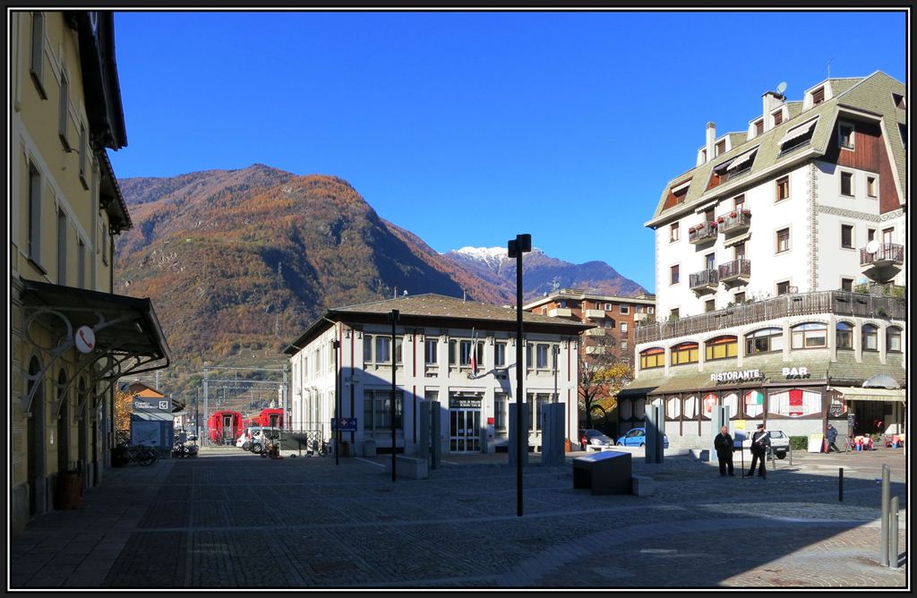 Links befindet sich das Gebude des Tren Italia Bahnhofs von Tirano und in Bildmitte das Bahnhofsgebude der Rhtischen Bahn mit italienischem Zoll. (15.11.2012)