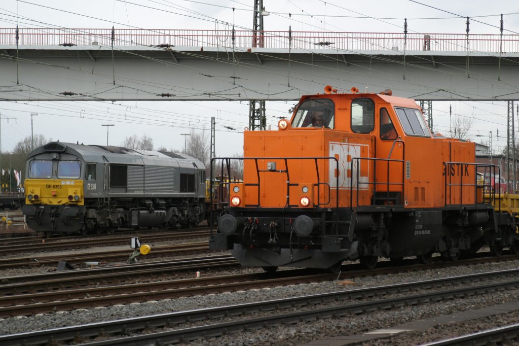 Links DE 6303 und rechts BBL 03 am 24.2.10 in Duisburg-Entenfang
