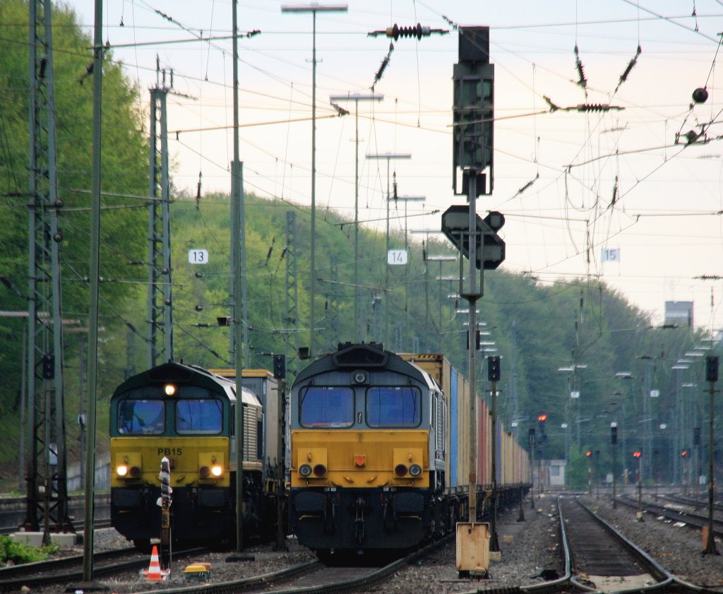 Links: Die Class 66 PB15 von Railtraxx BVBA, daneben steht die Class 66 DE6309 von DLC Railways beide mit Containerzge und warten auf die Abfahrt nach Belgien in Aachen-West in der Abendstimmung am 1.5.2013.