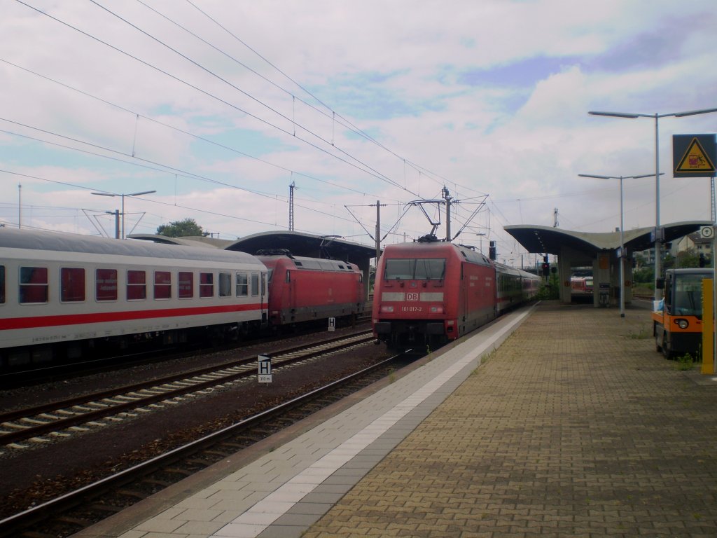 Links ein IC aus Wiesbaden zur weiterfahrt nach Stuttgart und rechts fhrt gerade 101 017 mit ihrem IC nach Hamburg aus.11.8.09 Heidelberg Hbf