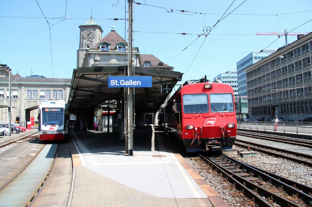 Links ein Zug der Trogener Bahn nach Trogen/AR,rechts ein Zug nach Gais/AR im
Endbahnhof der AB St.Gallen.16.07.13