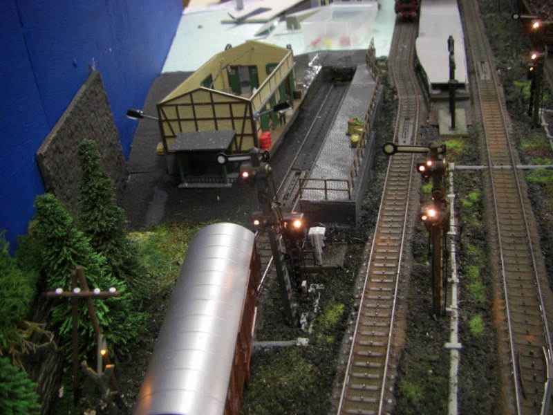 LInks die Einfahrt zum Gterschuppen mit Laderampe und Kopframpe,
daneben Gleis 1 und 2 des Bahnhofs Radeburg