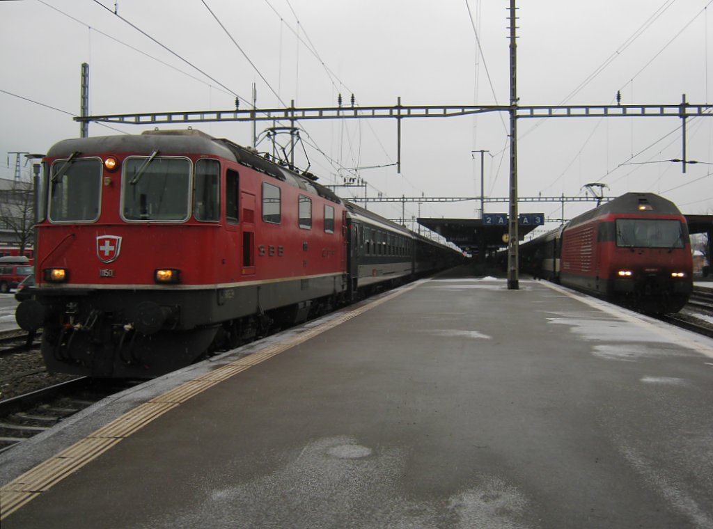 Links: Entlastungszug 10578 mit Re 4/4 II 11150. Rechts: IC 578 mit Re 460 001. Landquart, 02.01.2011.