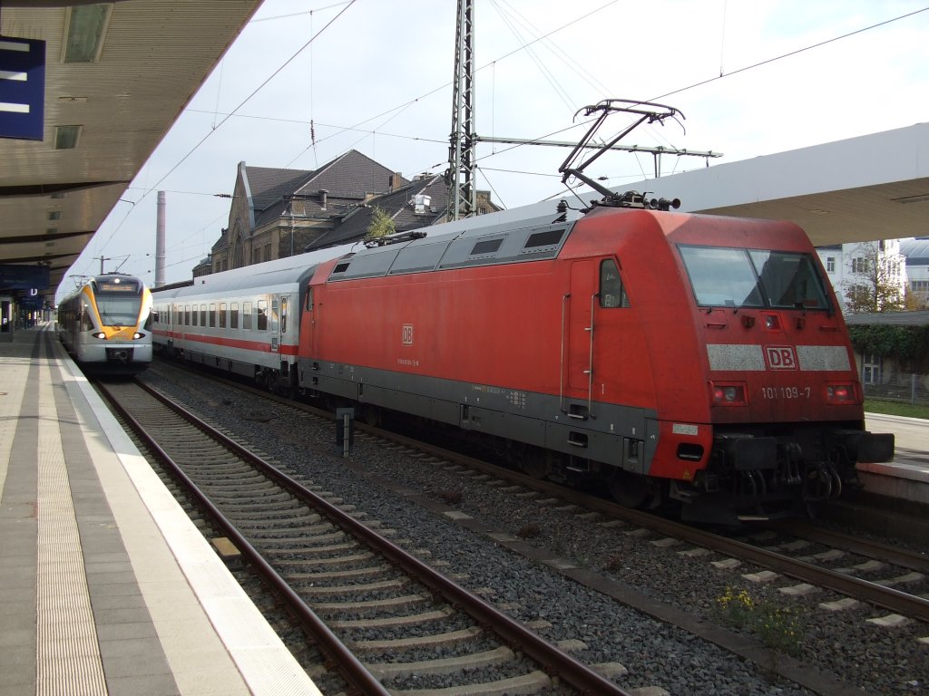 Links ET 5.04 (Baureihe 428 103-6), der als RB68 auf die R�ckfahrt nach M�nster (Westfalen) wartet; rechts Baureihe 101 109-7, die soeben mit ihrem InterCity den Bielefelder Hauptbahnhof in Richtung Leipzig verl�sst. Aufgenommen am 13.10.2010.
