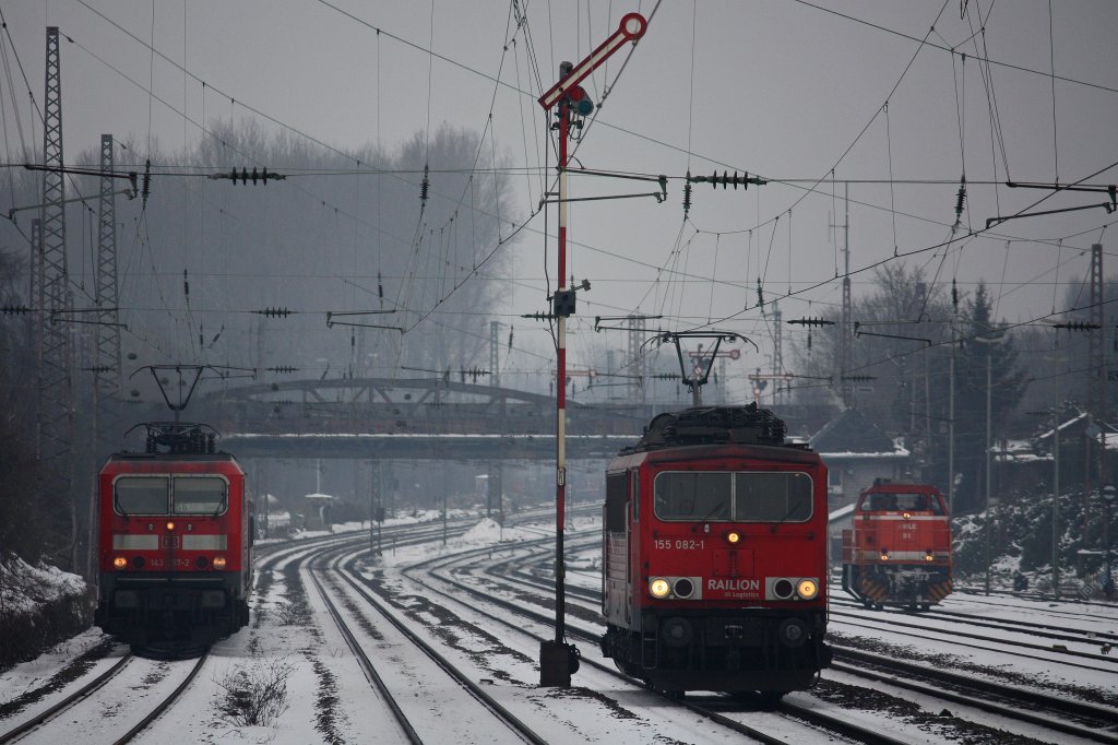 Links fhrt 143 357 in Krze mit einer S6 nach Nippes in den Bahnhof Dsseldorf-Rath ein.Die rechts daneben fahrende 155 082 wird der Sbahn spter Ri.Dsseldorf-Reisholz folgen.
Im Hintergrund rangiert noch WLE 51.