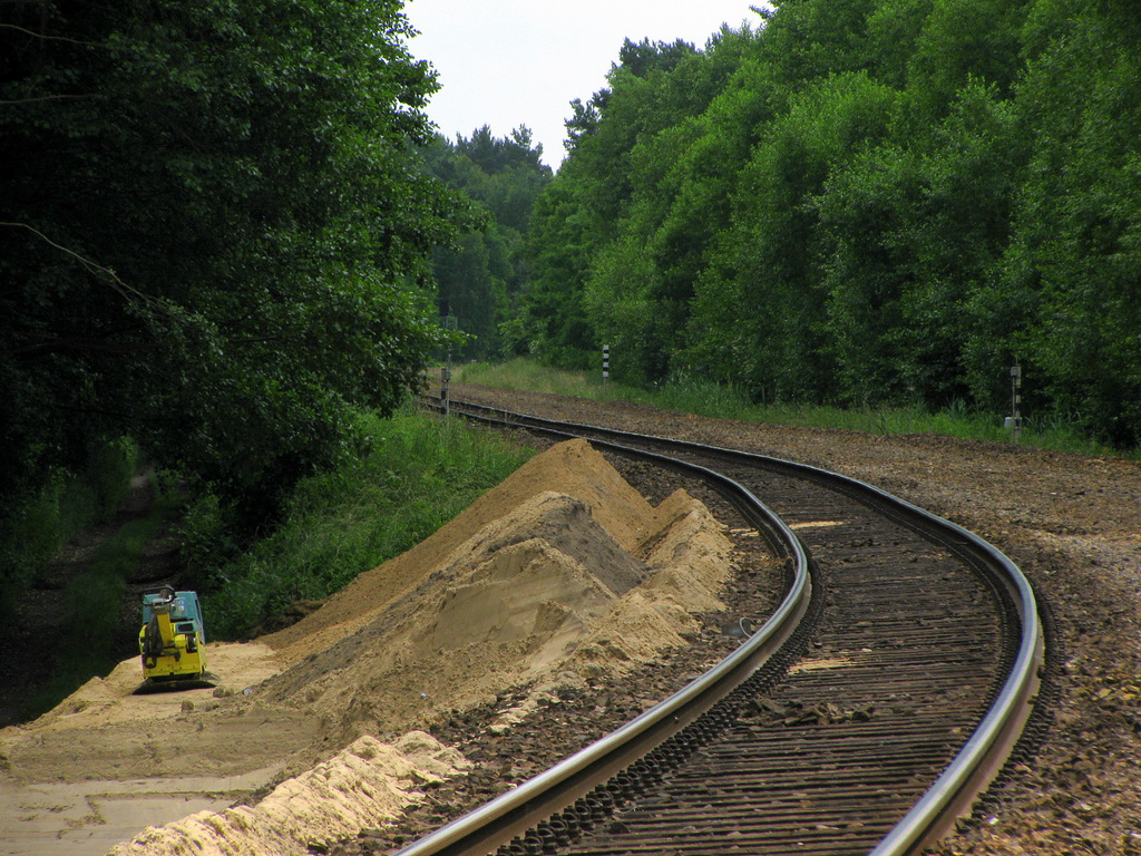 Links die neue Trasse (aber noch nicht auf spterer Hhe), rechts die Bestandstrasse. Hier bestand bereits vor dem Beginn der Baumanahmen wegen eines Dammrutsches eine LA mit Tempo 70! (Aufgenommen mit Tele aus dem Wald)

