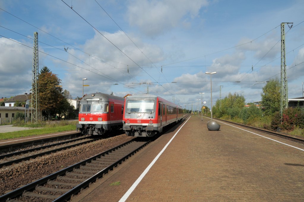 Links eine RB nach Passau, rechts 628 249 nach Regensburg am 27.09.10 in Obertraubling
