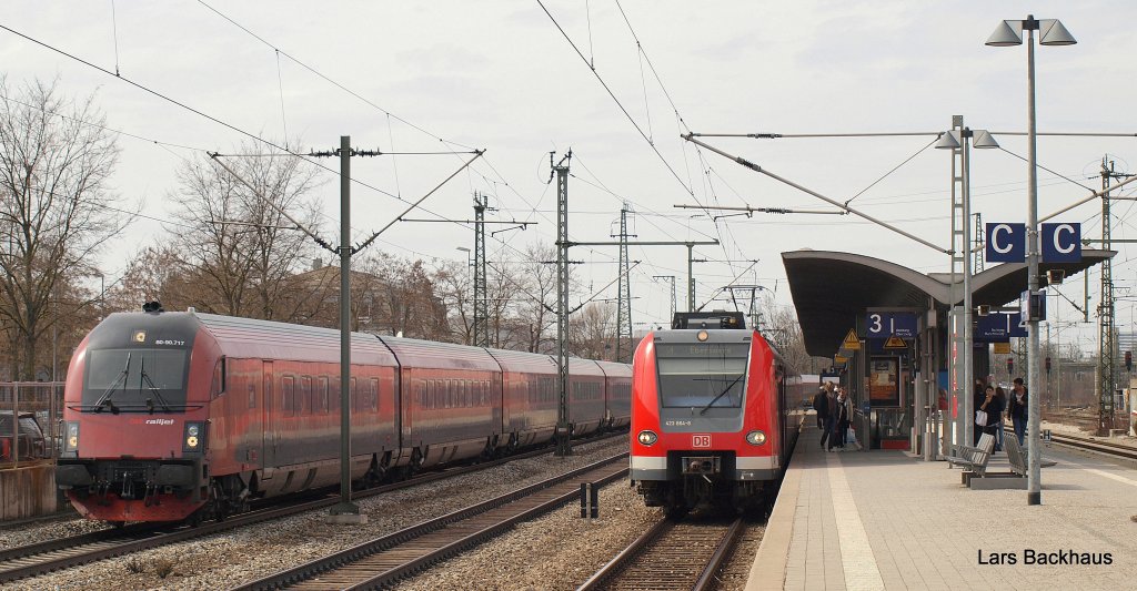 Links der RJ 67 M�nchen Hbf - Budapest Keleti-pu und rechts 423 864-8 als S4 nach Ebersberg. Aufgenommen am 20.03.10 beim BB-Treffen in M�nchen auf dem Bahnhof Trudering.
