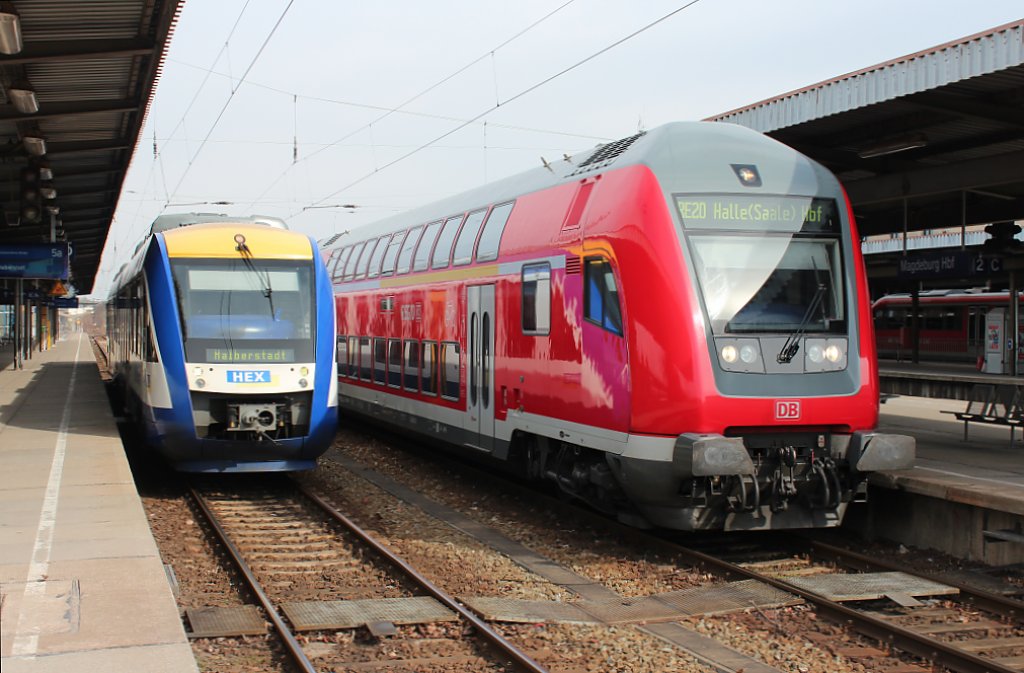 Links steht die HEX nach Halberstadt und Rechts der RE20 nach Halle (Saale) Hbf, Schublok ist 114 015-1, beide warten auf die Abfahrt aus Magdeburg Hbf. 17.03.2013