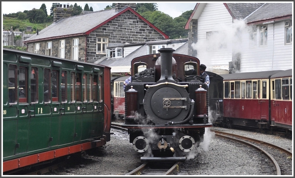 Links Wagen der Ffestiniog Railway und rechts Wagen der Welsh Highland Railway in Porthmadog. (14.08.2011)