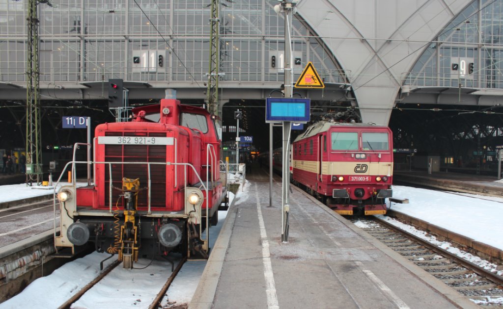 Links wartet 362 921-9 auf nchste Aufgaben, rechts wartet 371 003-5 auf die Abfahrt nach Praha hl.n. mit CNL 459. Gesehen am 30.03.2013 in Leipzig Hbf.