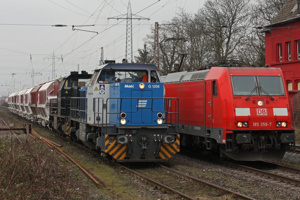 Links wartet Regental Cargo D05+MRCE 500 1570 (beide im Einsatz fr TXL) auf Weiterfahrt nach Flandersbach und DB 185 359-7 darf mit einem gemischten Gtertzug berhollen.Aufgenommen am 5.3.11 in Ratingen-Lintorf.