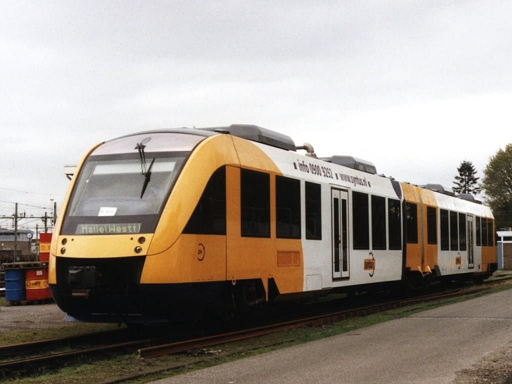 LINT 24 (Syntus) bei Hengelo am 4-5-2001. Bild und scan: Date Jan de Vries.