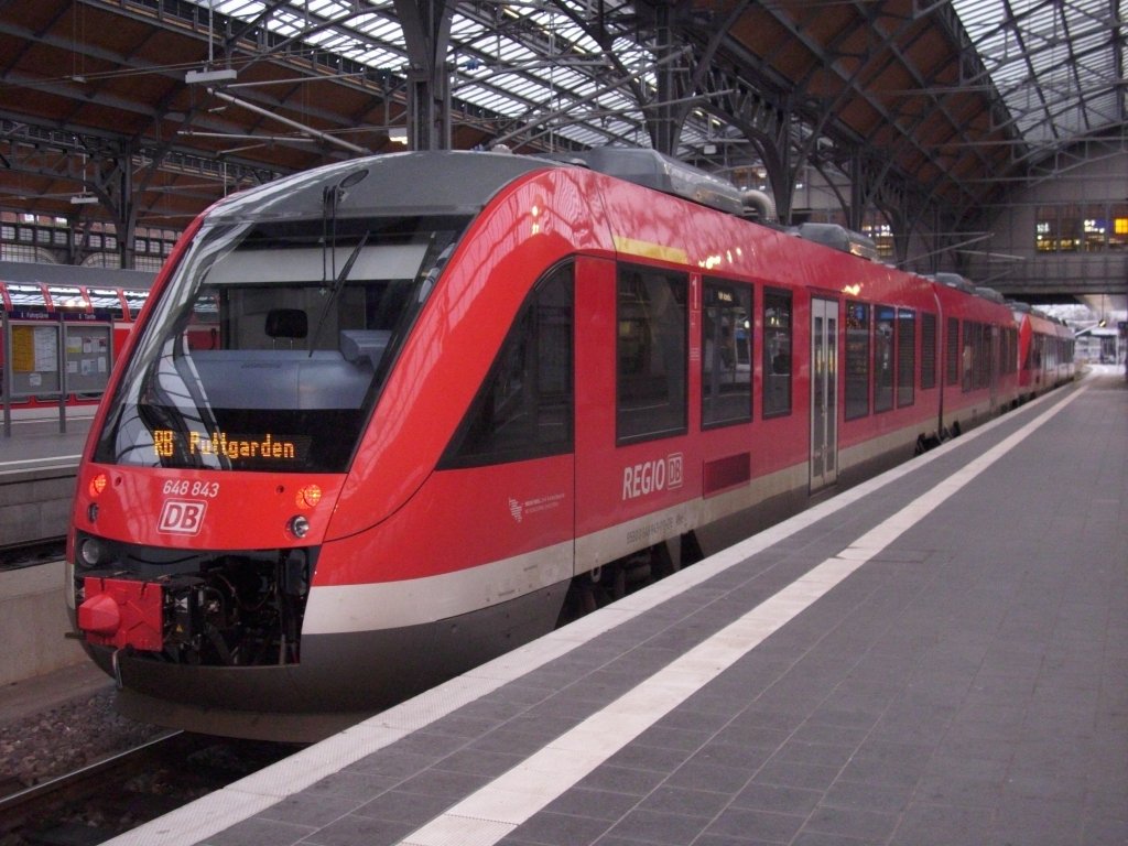 LINT 41-Triebwagen 648 843 nach Puttgarden am 28.November 2009 in der Lbecker Bahnhofshalle.
