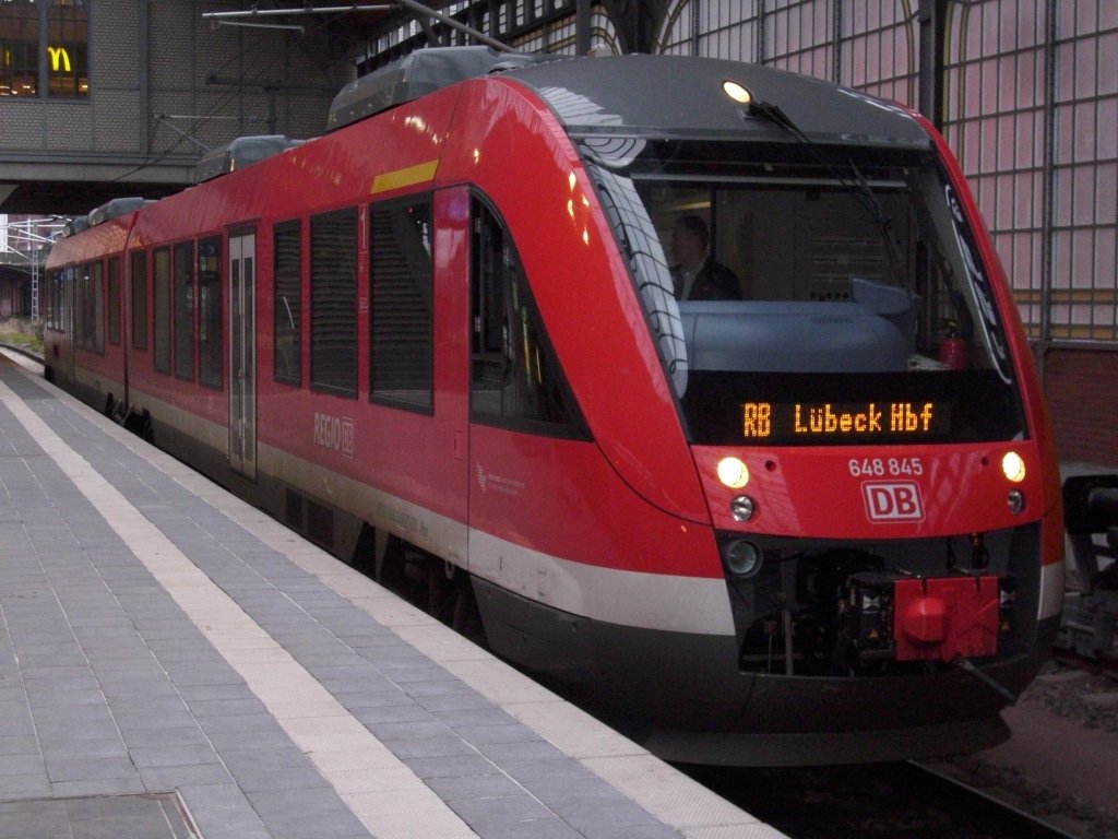 LINT 41-Triebwagen 648 845 am 28.November 2009 in Lbeck.