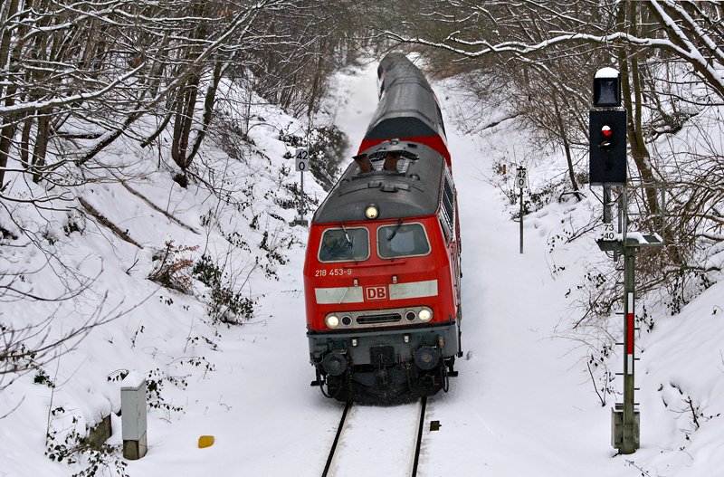 LINT-Ersatzverkehr: 218 453-9 am 14.02.2010 mit 3 Doppelstockwagen als RE nach Kiel Hbf bei Bad Malente-Gremsmhlen.