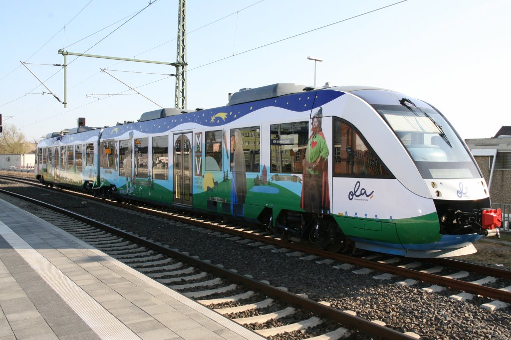Lint VT 702 kurz vor der Zugtaufe durch den Verkehrsminister des Landes Mecklenburg Vorpommern aufgenommen in Schwerin HBF fr die Sagen und Mrchenstrae Mecklenburgvorpommern am 07.04.2010.