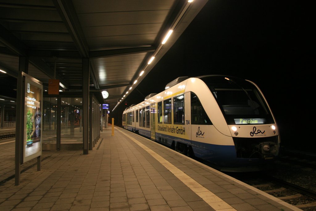 Lint VT 704 der Ostseeland Verkehr GmbH auf der Fahrt nach Parchim ber Crivitz am 12.10.2006 im Bahnhof von Schwerin HBF