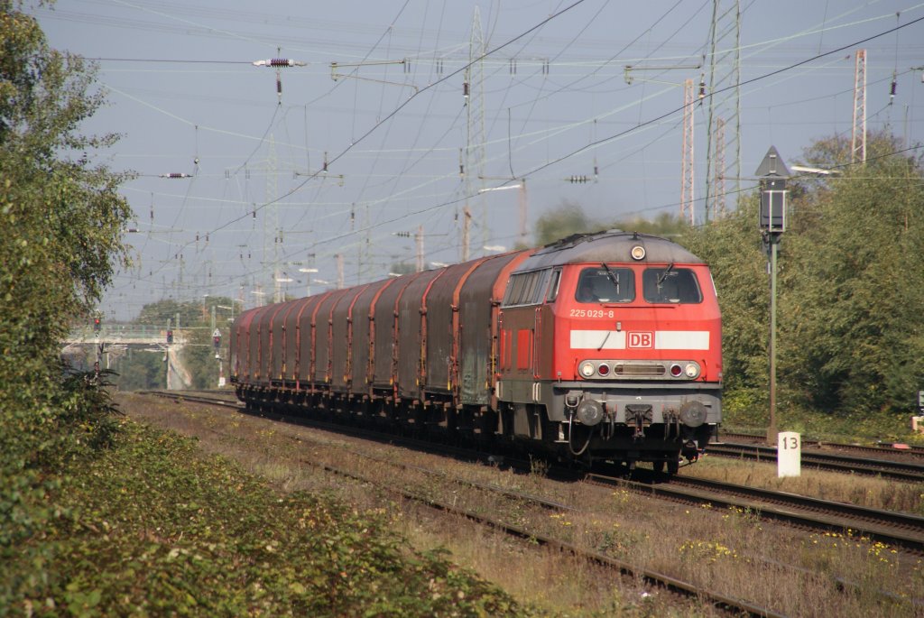 Lintorf, 13.10.´10: 225 029-8 fhrt mit einem Coilzug Richtung Dsseldorf.