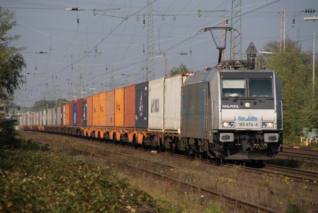 Lintorf, 13.10.´10: Die Drener Railpool 185 674-9 der Rurtalbahn fhrt mit einem Containerzug Richtung Dsseldorf.