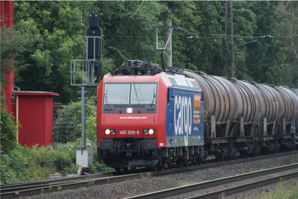 Lintorf, 17.8.´10: BR 482 029-6 der SBB gemietet von Locon fhrt mit GZ in Richtung Duisburg.