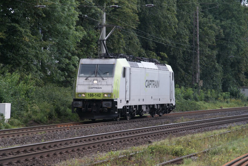Lintorf, 4.9.´10: 186-142 von Captrain fhrt in Richtung Duisburg.