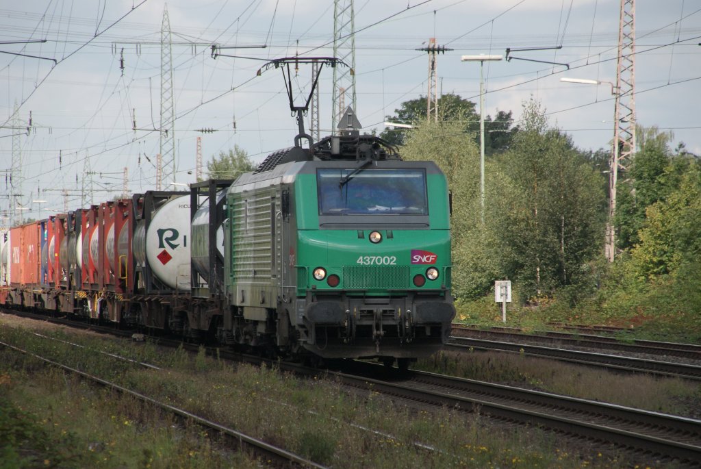 Lintorf, 4.9.´10: SNCF-FRET(tchen) 437002 kommt mit GZ durch Lintorf.